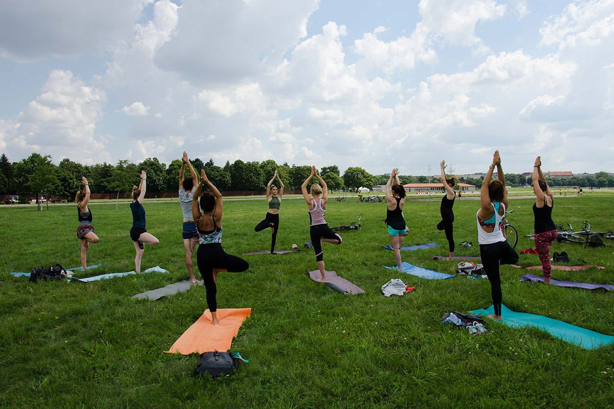 Unendliche Weite Yoga Auf Dem Tempelhofer Feld Berlin Guide Gesundheit